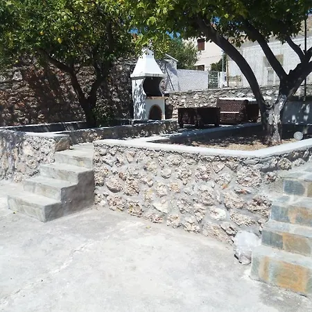 Spacious With Private Garden And Bbq * Spétses